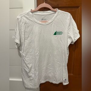 MOUNTAIN EQUIPMENT CO-OP T-SHIRT WHITE WITH GREEN MOUNTAINS SIZE LARGE WOMENS